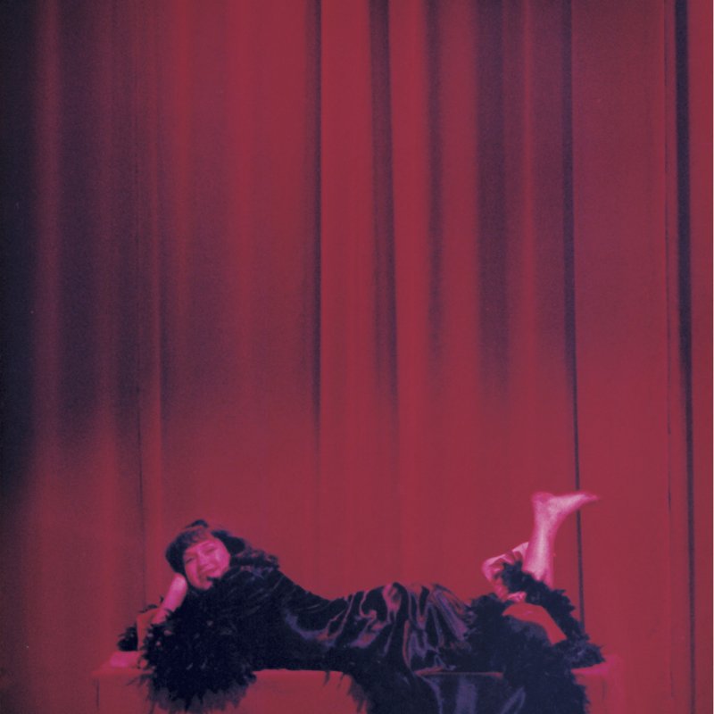 kvinna ligger på mage på röd scen