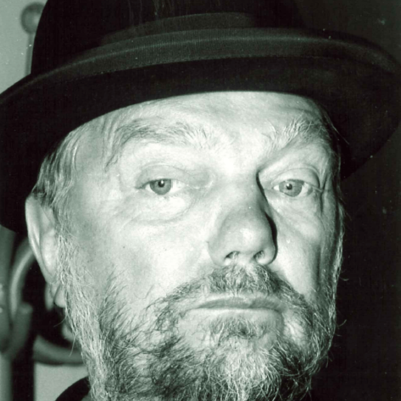 porträtt av en man i hatt