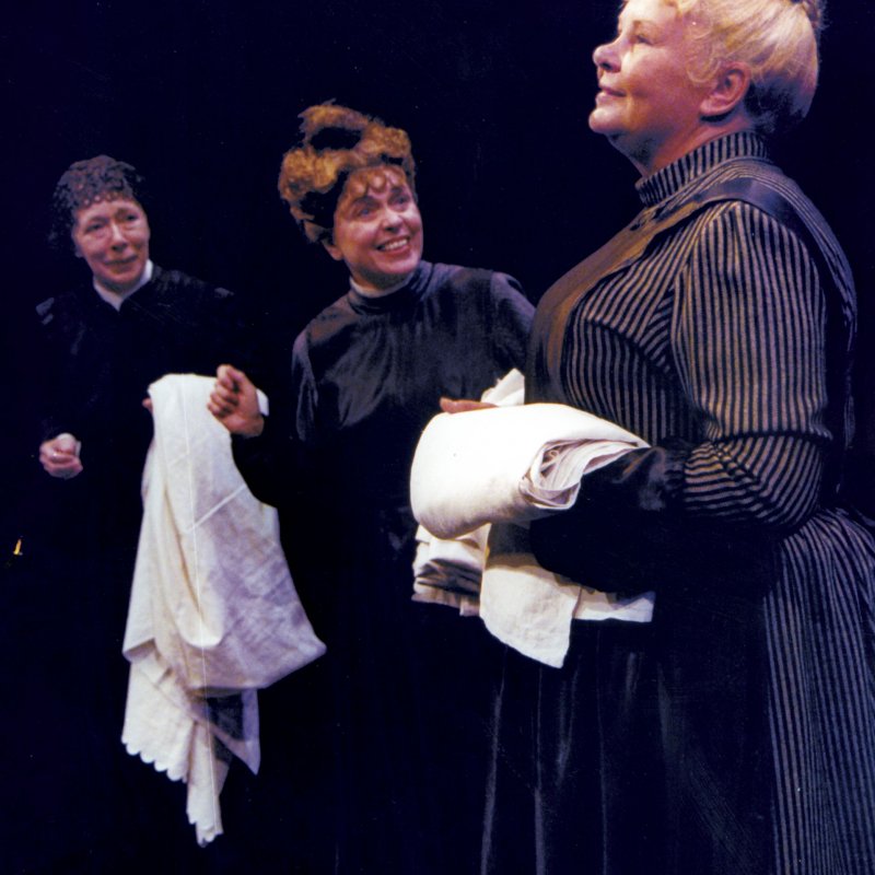 tre kvinnor på scen