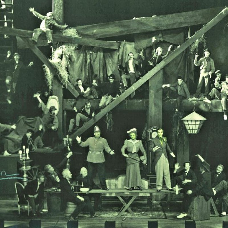 Ensemblen på scen i olika kostymer