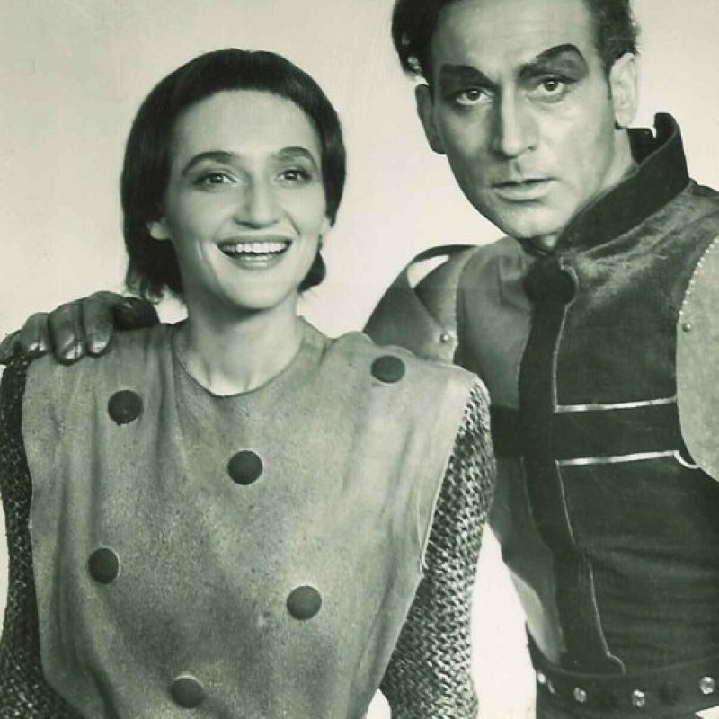 Foto av två skådespelare i sina kostymer