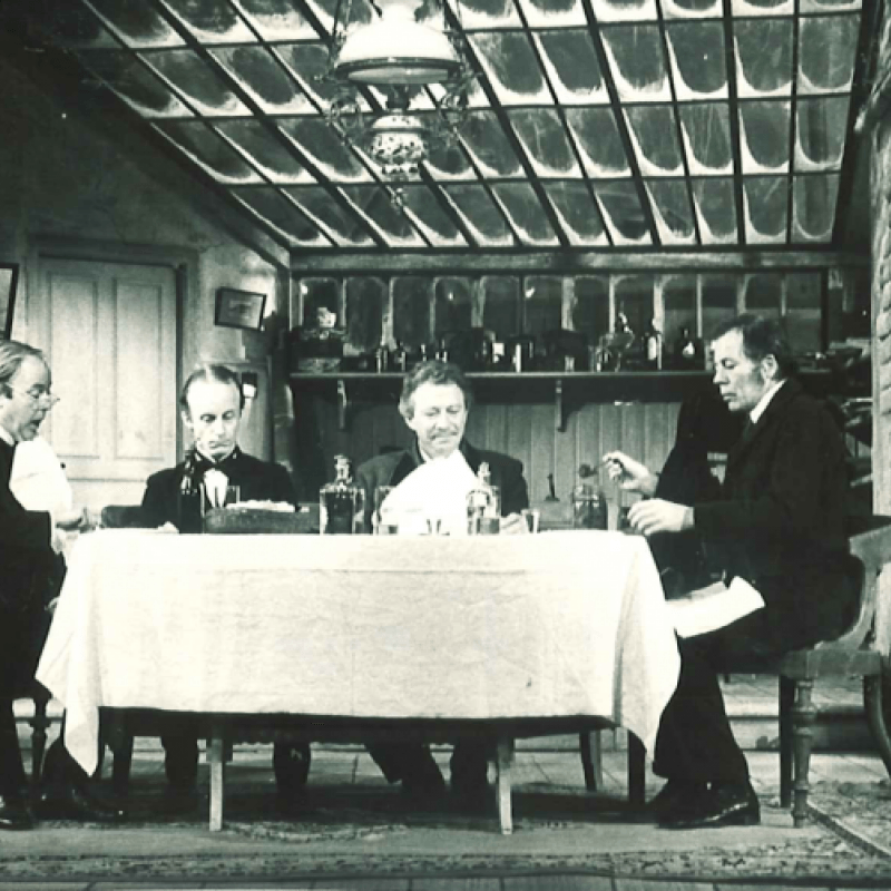Fyra personer runt bord