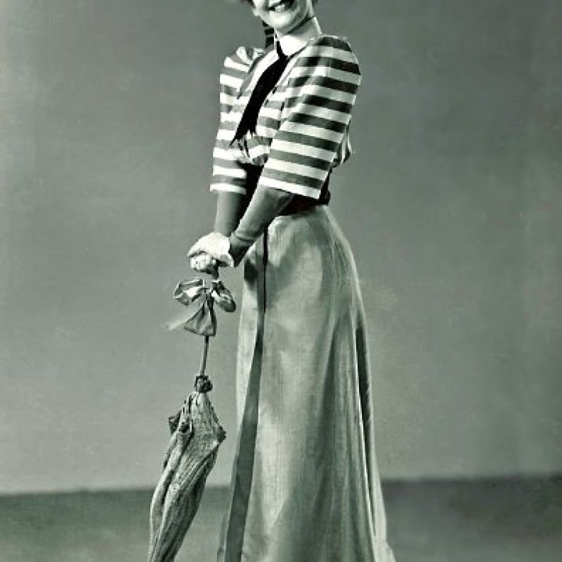 kvinna poserar med paraply