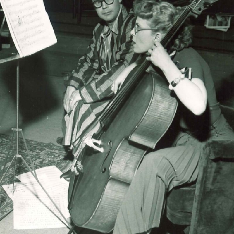 kvinna spelar cello