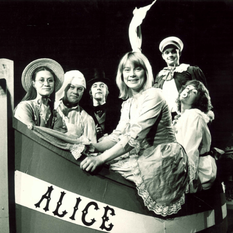 Ensemblen sitter i en båt som heter "Alice"