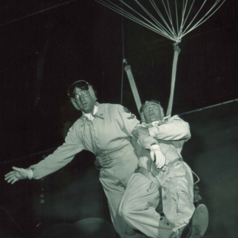 två män hoppar fallskärm