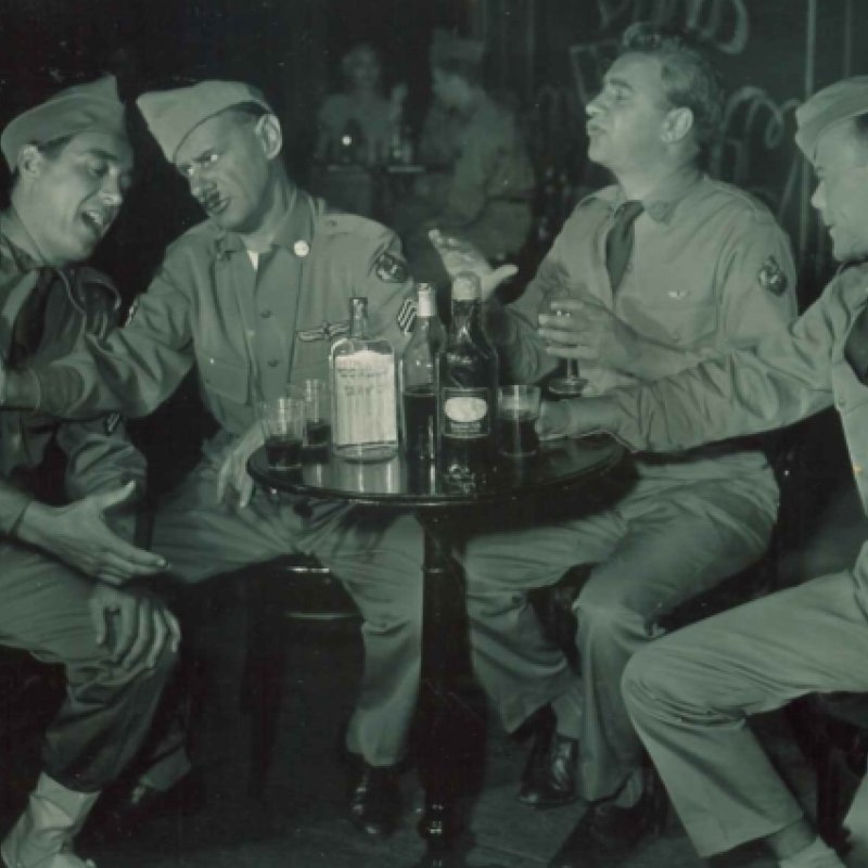fyra män skrattar och dricker