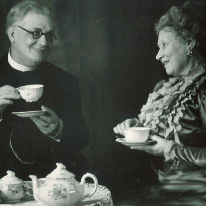 man och kvinna dricker te