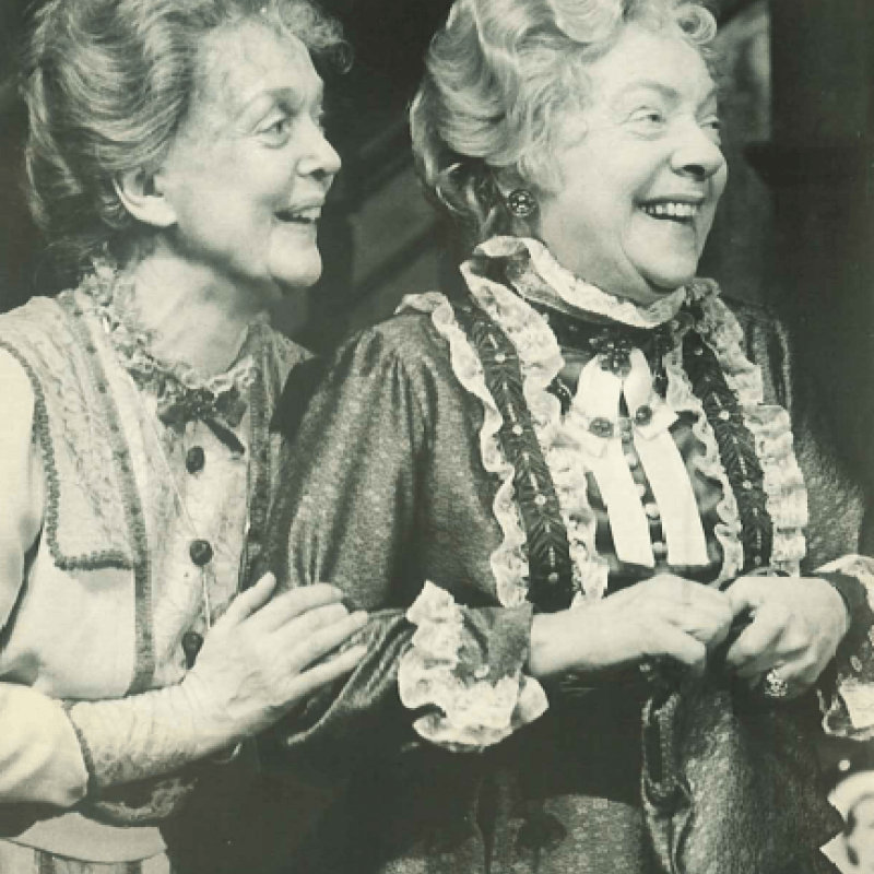 Två damer skrattar
