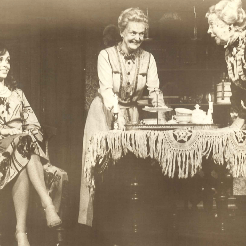 Tre kvinnor runt bord