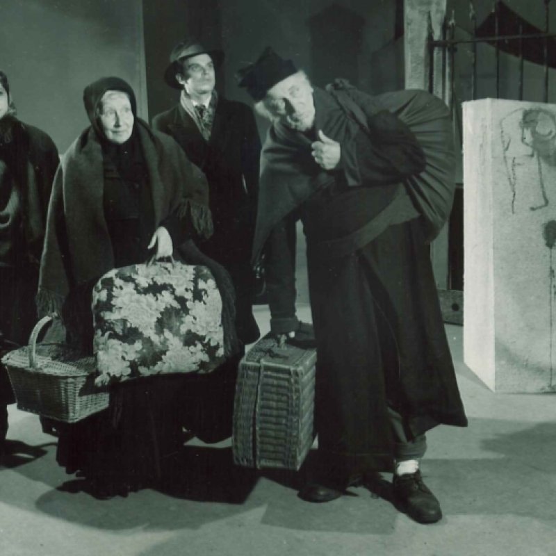 fyra personer med resväskor