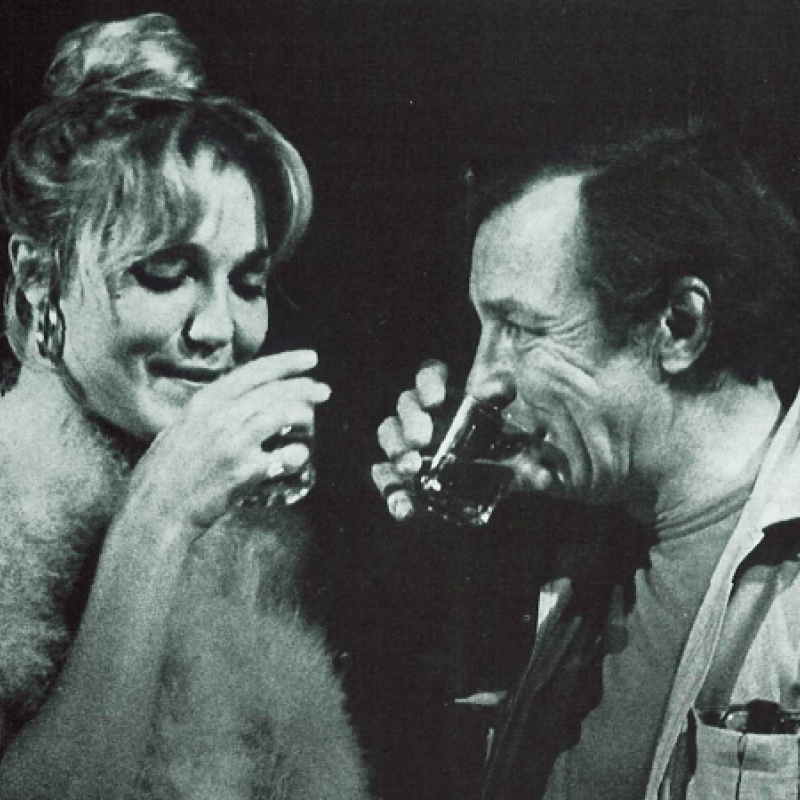 Kvinna och man dricker