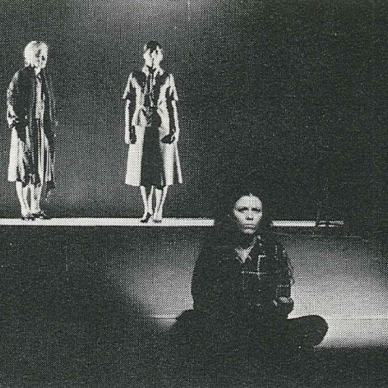 Kvinna sitter framför två upplysta figurer