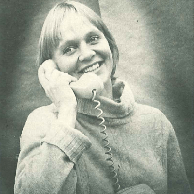 kvinna pratar i telefon