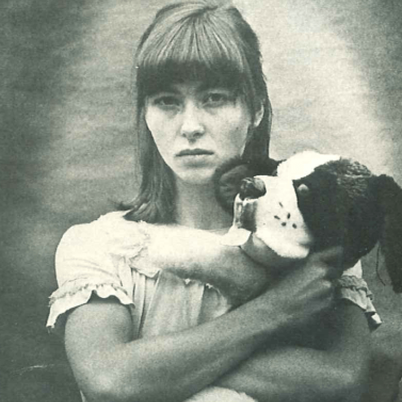 Kvinna poserar med gosedjurshund