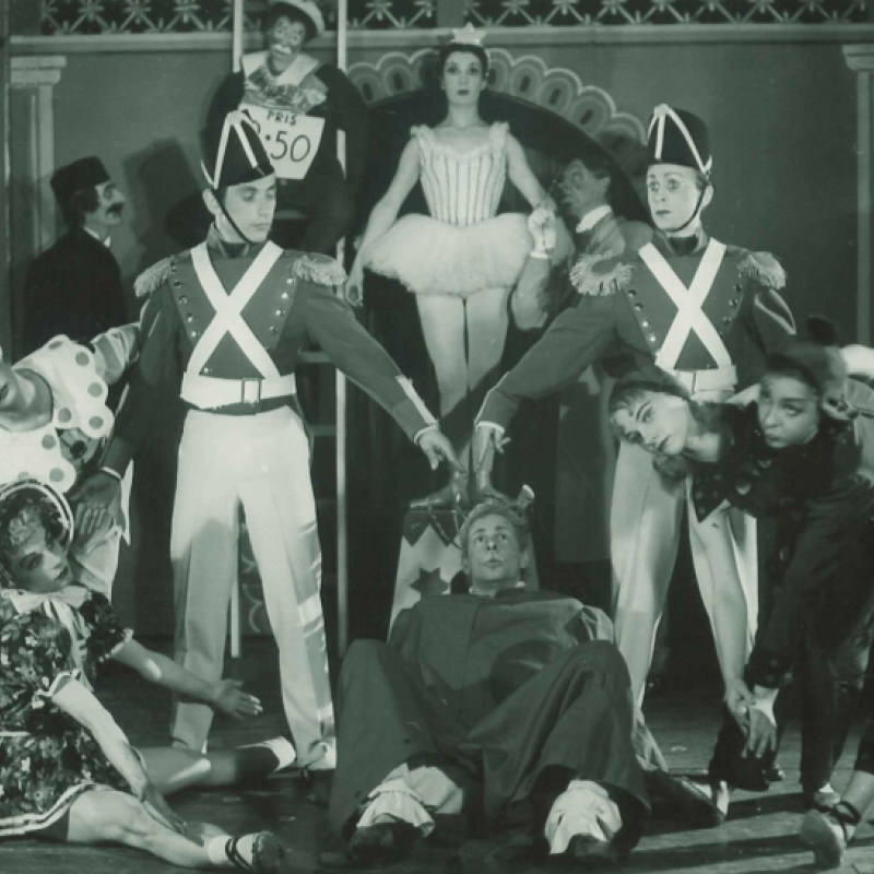 ett gäng cirkusfigurer poserar