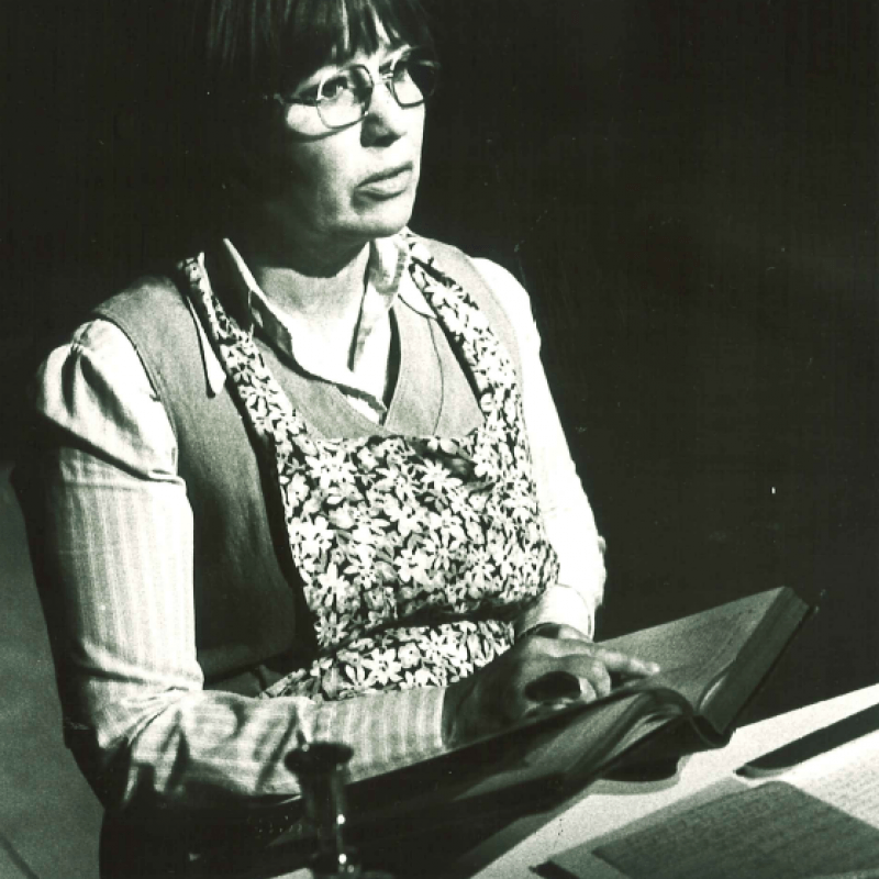 Kvinna sitter med en bok i handen