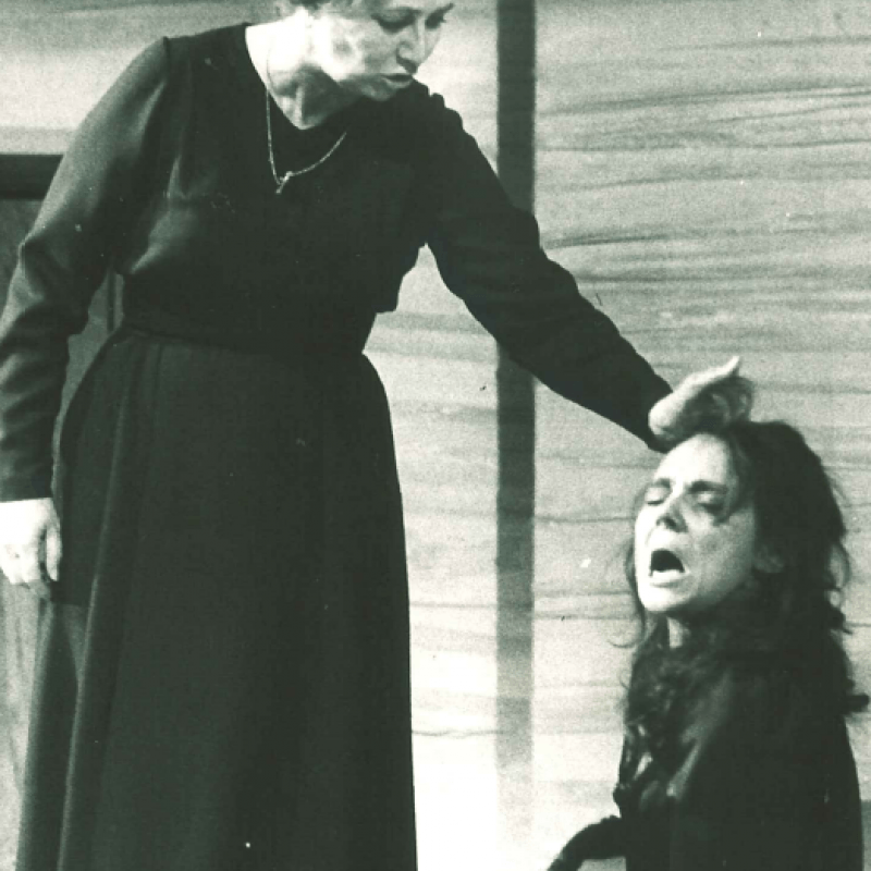 Kvinna håller en annan i håret