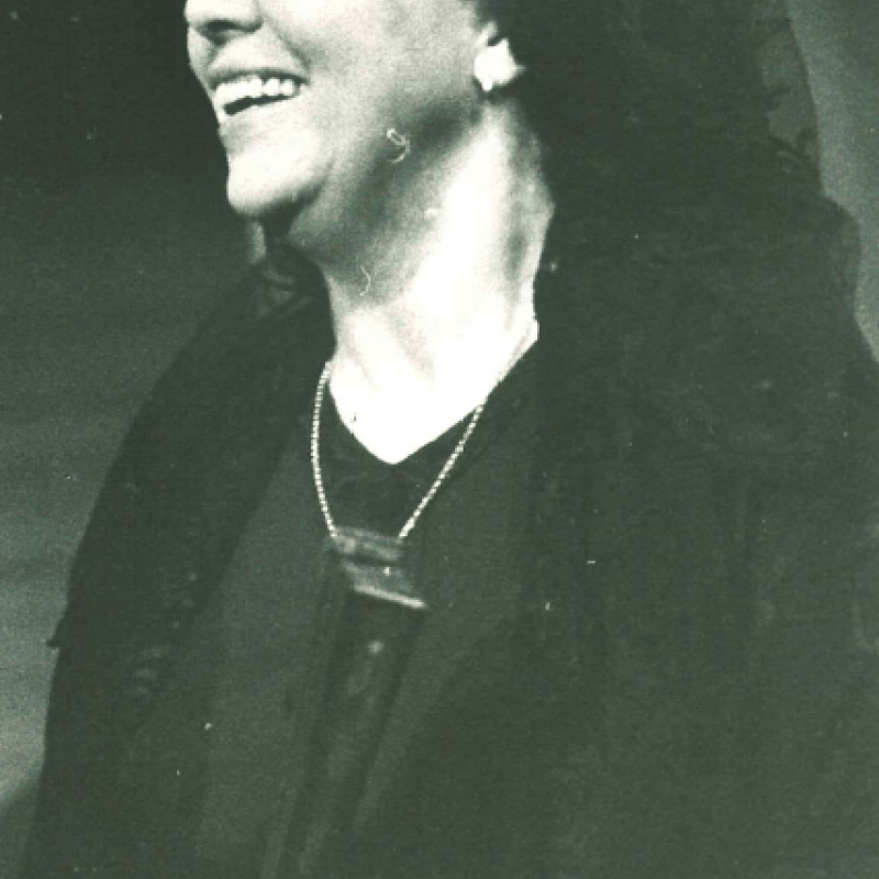 Kvinna med slöja ler