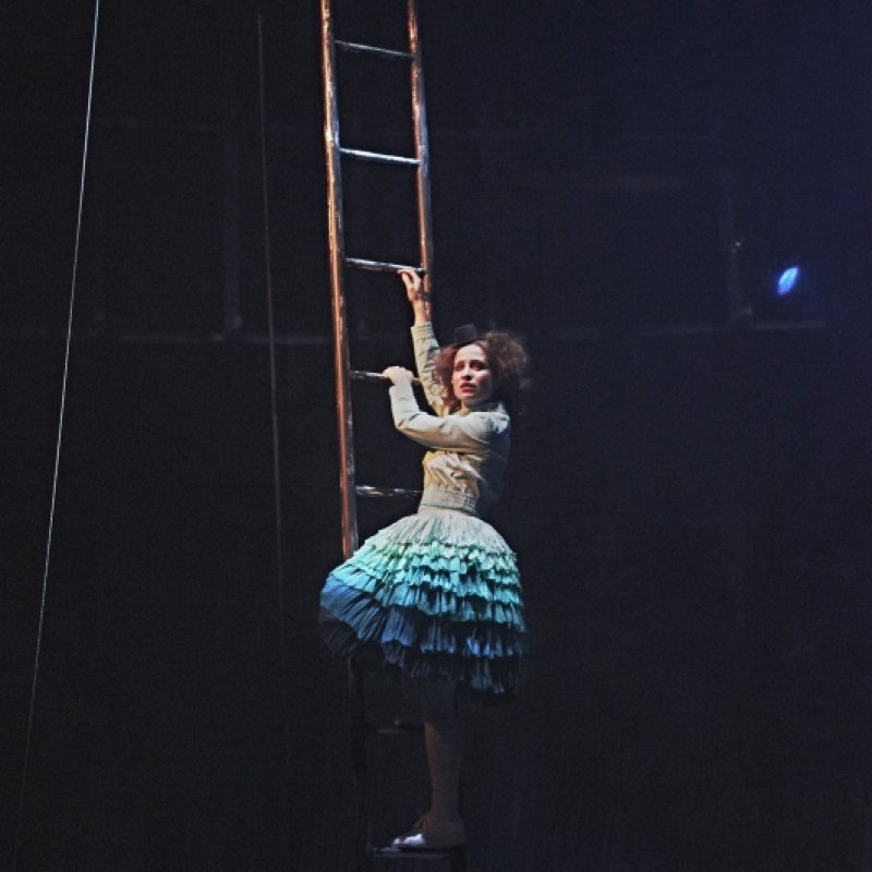 Kvinna klättrar på en stege