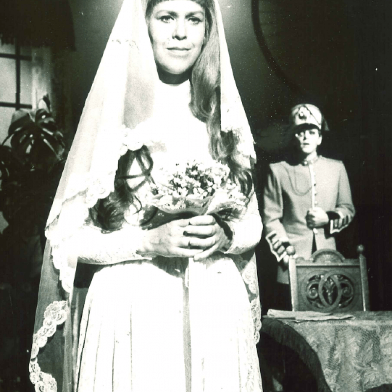 Kvinna i brudklänning och krona