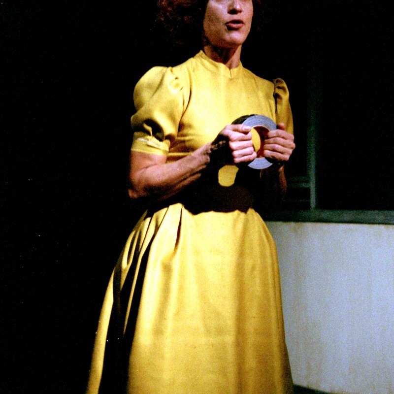 kvinna i gul klänning