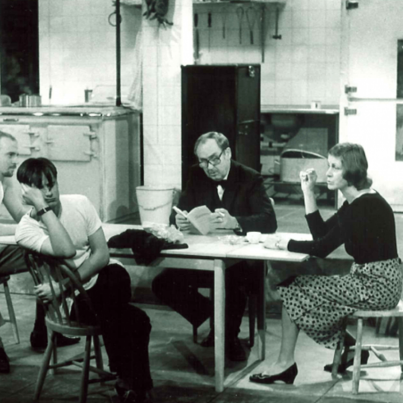 Fyra personer sitter runt ett bord