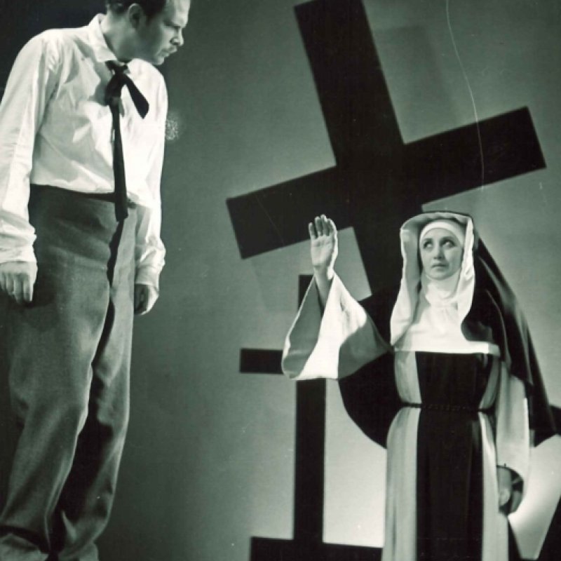 nunna framför kors