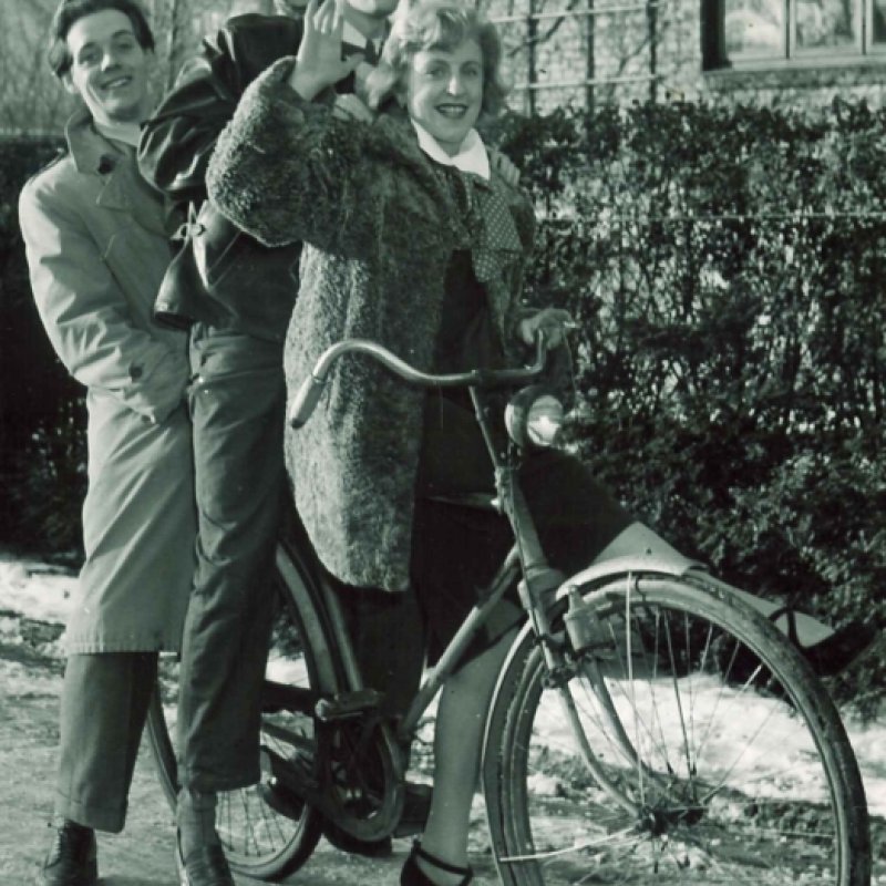 tre personer på cykel