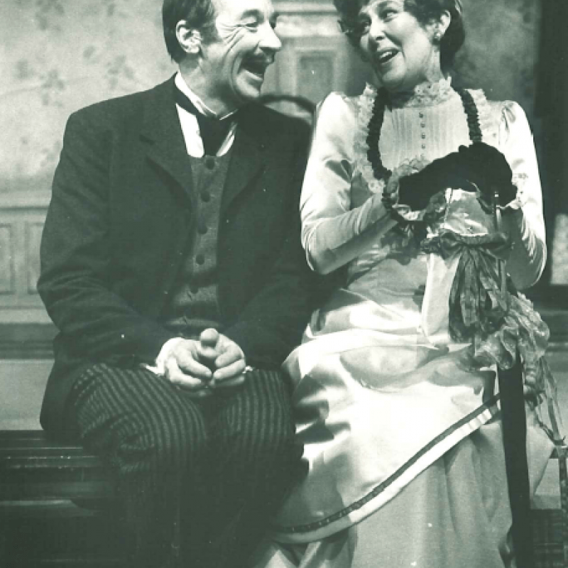 En man och en kvinna skrattar