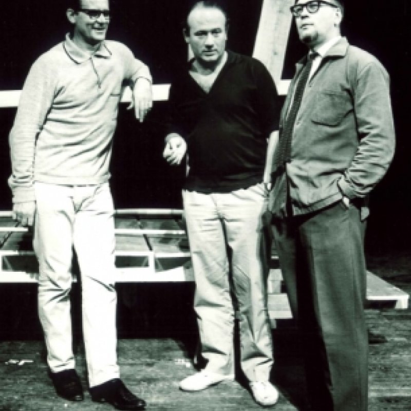 tre män inspekterar scenen
