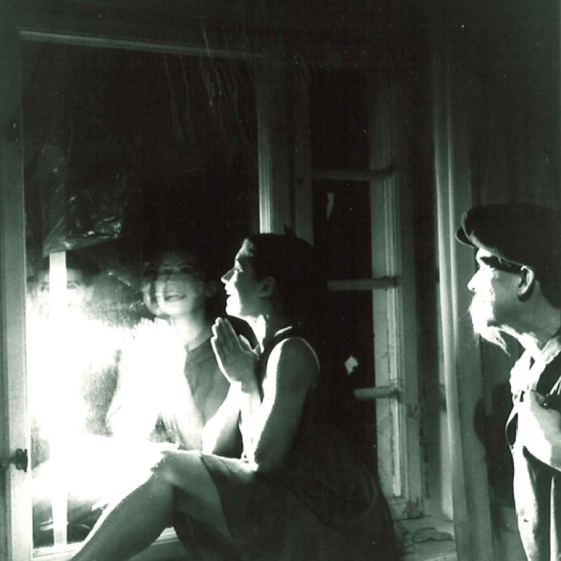 Kvinna tittar ut genom fönster