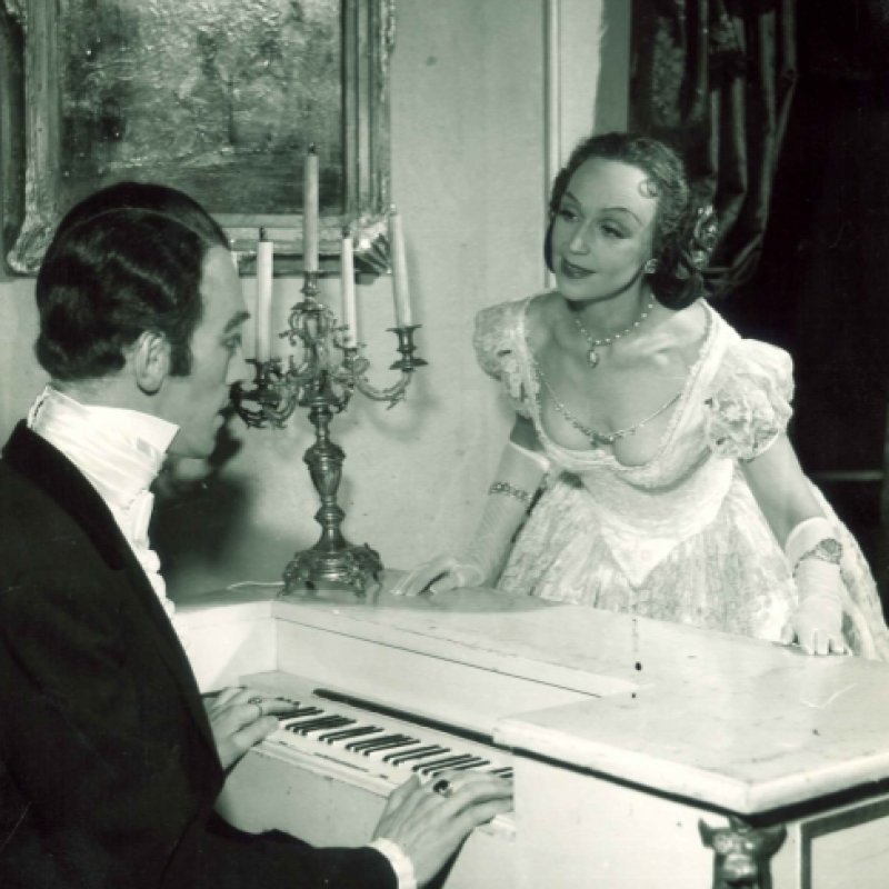 man och kvinna vid piano