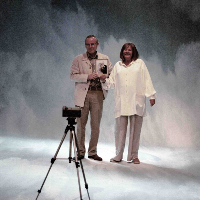 man och kvinna framför kamera