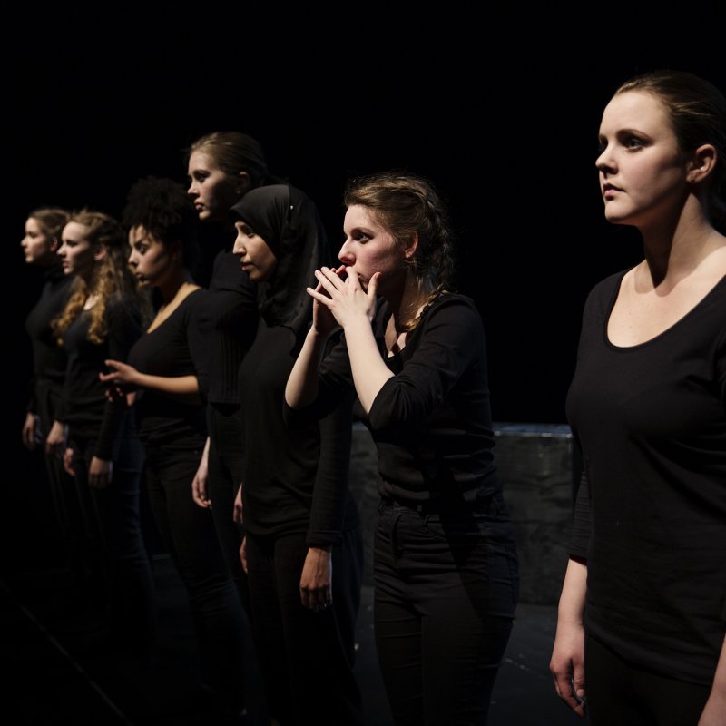 Ensemblen i Bortom Upproret står på scen på Unga teatern