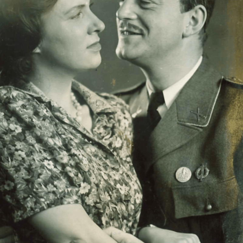 soldat försöker pussa på kvinna
