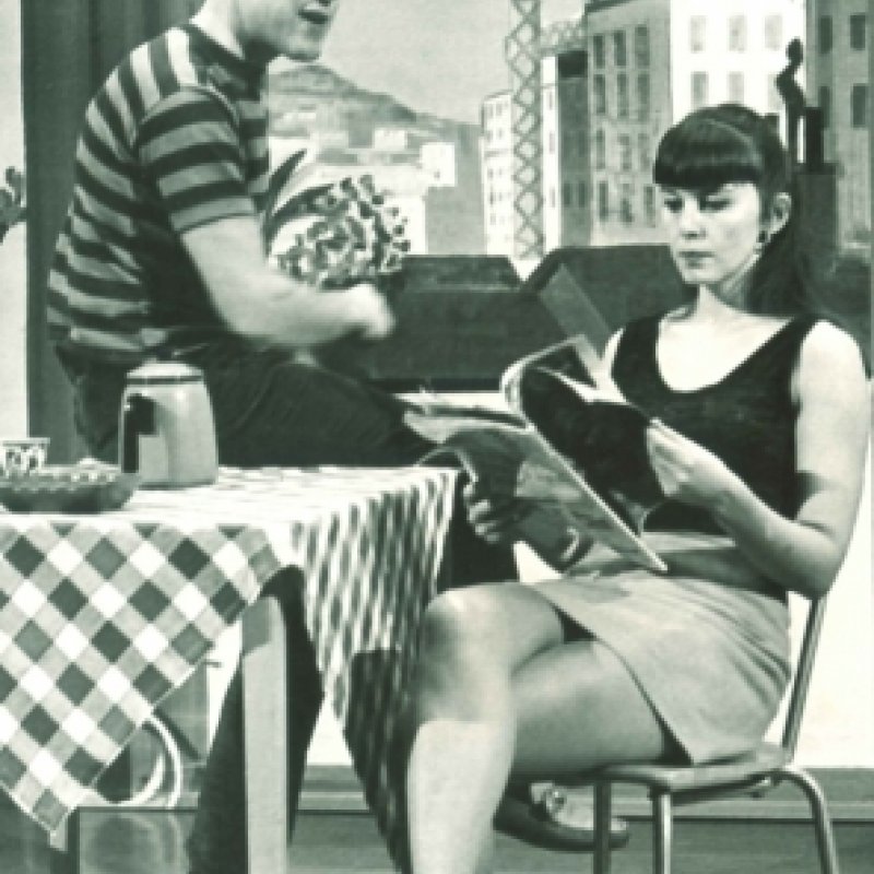 kvinna läser vid bord