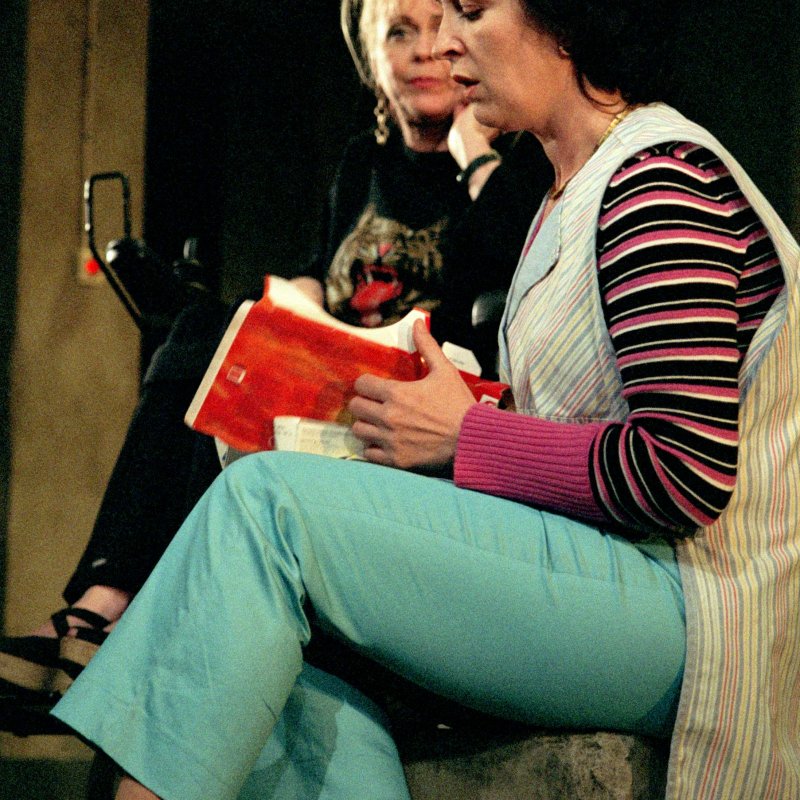 två kvinnor läser