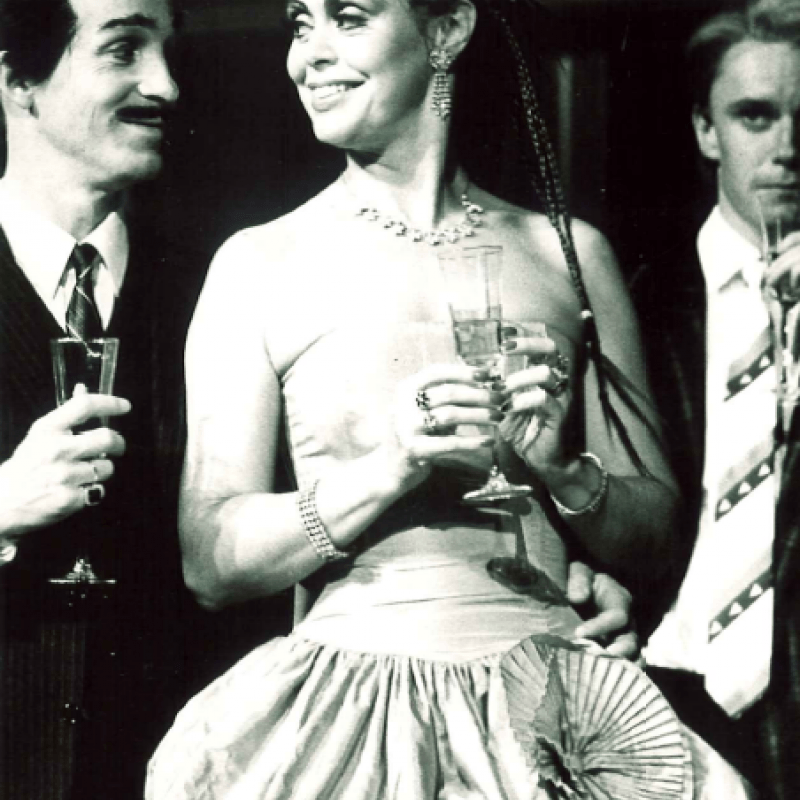 Kvinna i balklänning dricker champagne