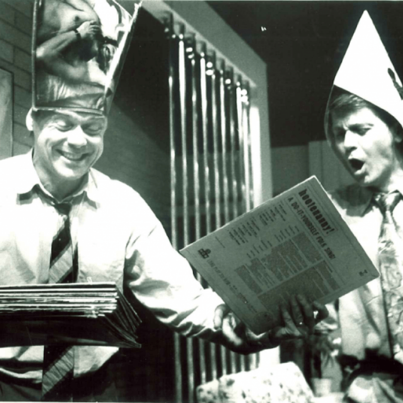 Två män i lustiga hattar
