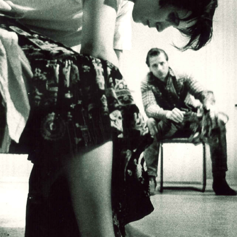 Kvinna sitter och tittar ner i golvet