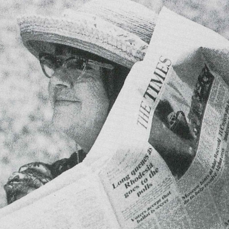 Kvinna läser tidningen