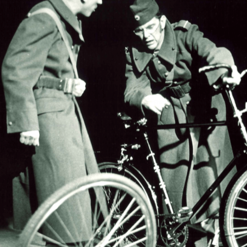 två män i uniform vid en cykel
