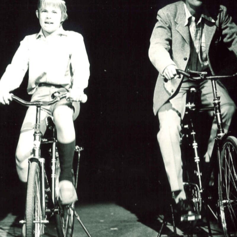 två män cyklar