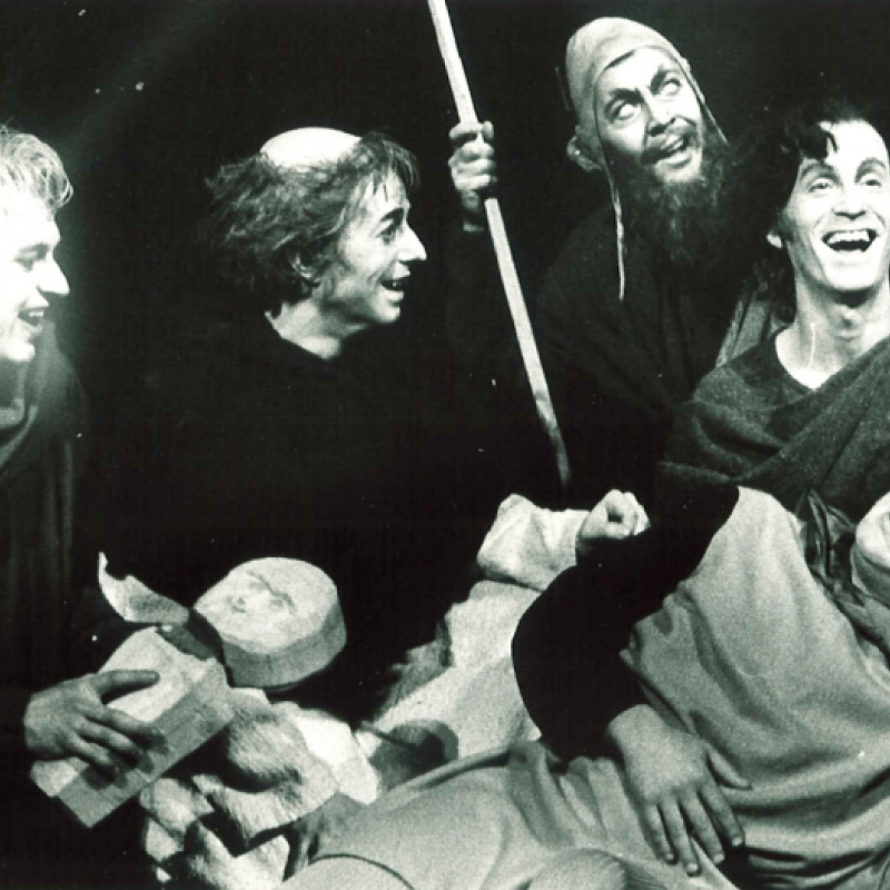 Fem män skrattar