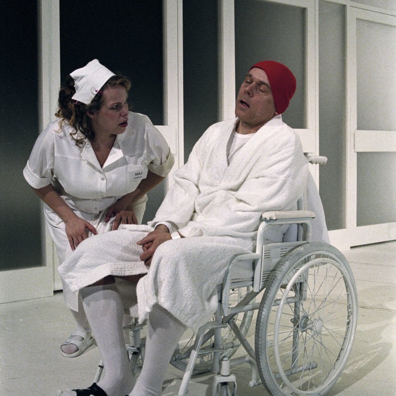 sjuksköterska och patient i röd mössa