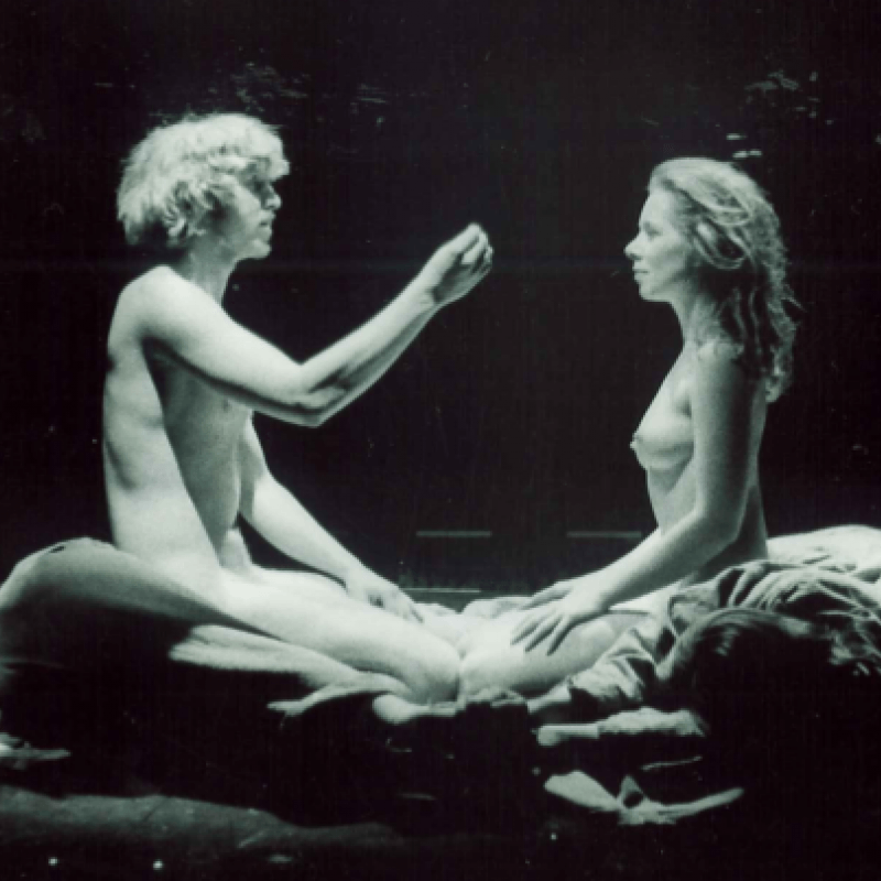naken man och kvinna tittar på varandra