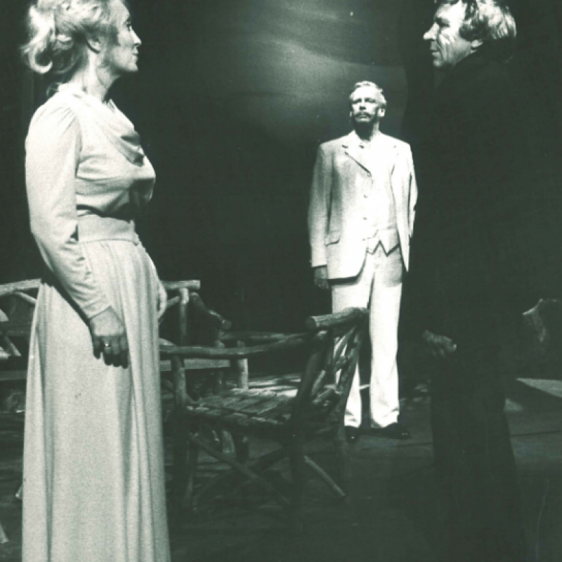 Tre personer tittar på varandra på scen