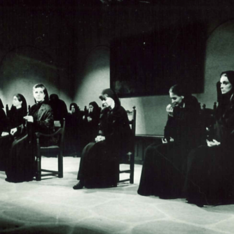 Nunnor sitter på stolar