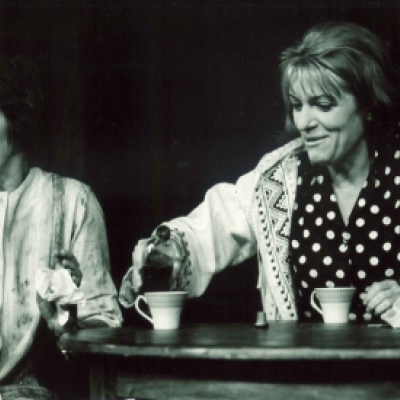 två kvinnor dricker kaffe